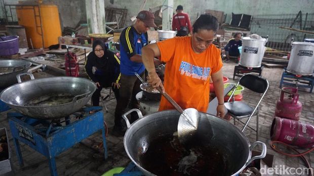 Kompaknya Ibu-ibu Bantu Dapur Umum di Posko Gabungan Ponpes Al Khoziny