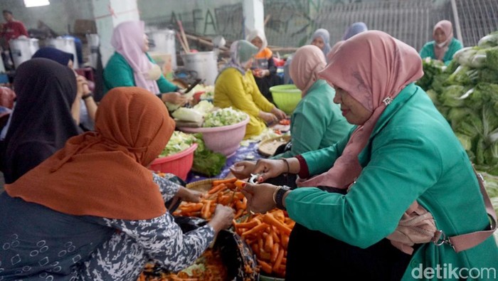 Kompaknya Ibu-ibu Bantu Dapur Umum di Posko Gabungan Ponpes Al Khoziny