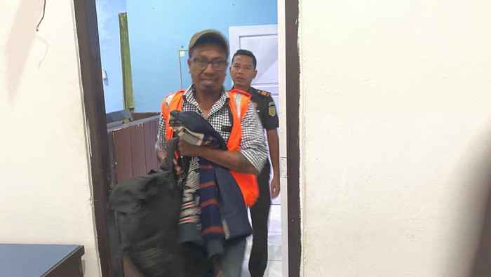 Tersangka tindak pidana korupsi proyek jalan Golowelu-Orong, berinisial ATH ditahan oleh Kejaksaan Negeri Manggarai Barat, Senin (29/9/2025) malam.