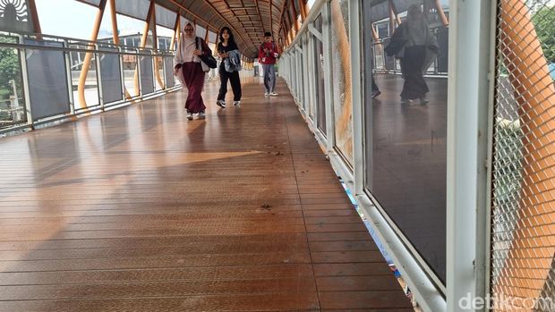 Kotoran kucing bertebaran di Skywalk Kebayoran Lama. Warga merasa risi dan terganggu lintasi jembatan penghubung Halte Velbak dan Stasiun Kebayoran Lama itu. (Taufiq S/detikcom)