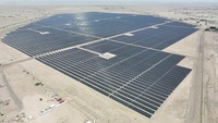 Hamparan panel surya di Aden. Pembangkit listrik tenaga surya pertama skala besar di Yaman mulai beroperasi sejak Juli 2024 dengan kapasitas 120 MW. Foto: REUTERS/Fawaz Salman