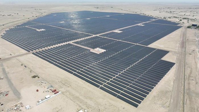 Ladang Panel Surya Raksasa Jadi Harapan Baru di Tengah Krisis Listrik Yaman A drone view of technicians standing at the Aden Solar Power Plant, Yemen's first large-scale solar power plant near Aden, Yemen August 30, 2025. REUTERS/Fawaz Salman