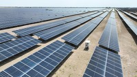 Didanai oleh negara tetangga Uni Emirat Arab, Pembangkit Listrik Tenaga Surya Aden menandai pergeseran signifikan menuju energi terbarukan di negara yang oleh Badan Energi Internasional disebut sebagai negara dengan tingkat elektrifikasi paling rendah di Timur Tengah. Foto: REUTERS/Fawaz Salman