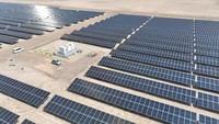 Teknisi memastikan pasokan energi surya stabil untuk 150–170 ribu rumah setiap hari di Aden. Foto: REUTERS/Fawaz Salman