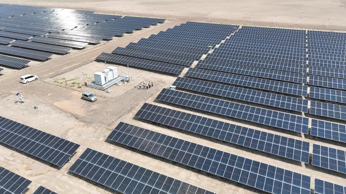 Ladang Panel Surya Raksasa Jadi Harapan Baru di Tengah Krisis Listrik Yaman A drone view of technicians standing at the Aden Solar Power Plant, Yemen's first large-scale solar power plant near Aden, Yemen August 30, 2025. REUTERS/Fawaz Salman