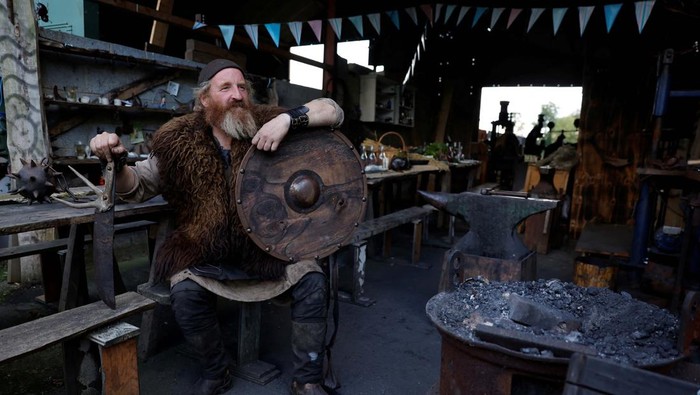 Lembah Boyne di Irlandia kini semakin dikenal sebagai destinasi wisata budaya berkat atraksi unik yang ditawarkan seorang pandai besi tradisional, Tom King, yang akrab disapa An Gobha. Di bengkelnya di Bohermeen, King menghadirkan pengalaman Celtic kuno yang memadukan sejarah, seni, dan interaksi langsung dengan wisatawan. REUTERS/Clodagh Kilcoyne