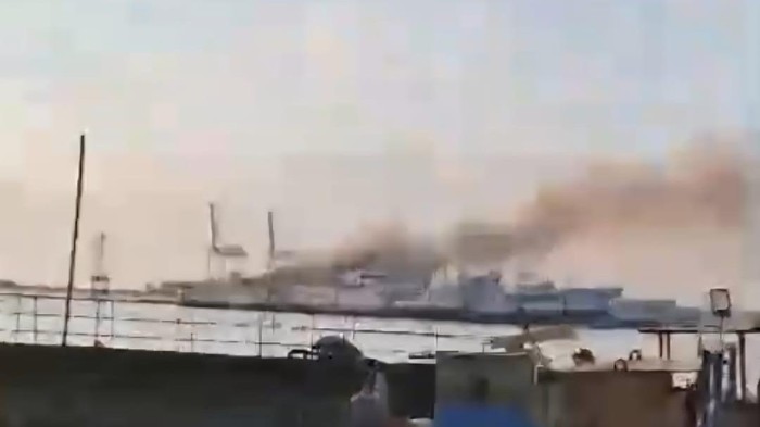 Sebuah kapal terbakar di dekat Makassar New Port (MNP) di Kota Makassar, Sulawesi Selatan (Sulsel).