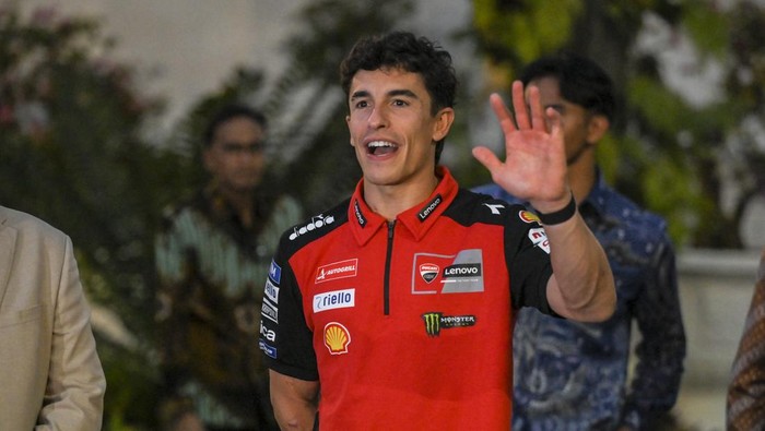 Pembalap MotoGP asal Spanyol Marc Marquez melambaikan tangan usai bertemu dengan Presiden Prabowo Subianto di kompleks Istana Kepresidenan, Jakarta, Selasa (30/9/2025). Marc Marquez yang telah mengamankan gelar juara dunia MotoGP 2025 itu bertemu Presiden Prabowo Subianto jelang Pertamina Grand Prix of Indonesia 2025 pada 3-5 Oktober 2025 di Sirkuit Mandalika, Lombok, Nusa Tenggara Barat (NTB). ANTARA FOTO/Hafidz Mubarak A/bar