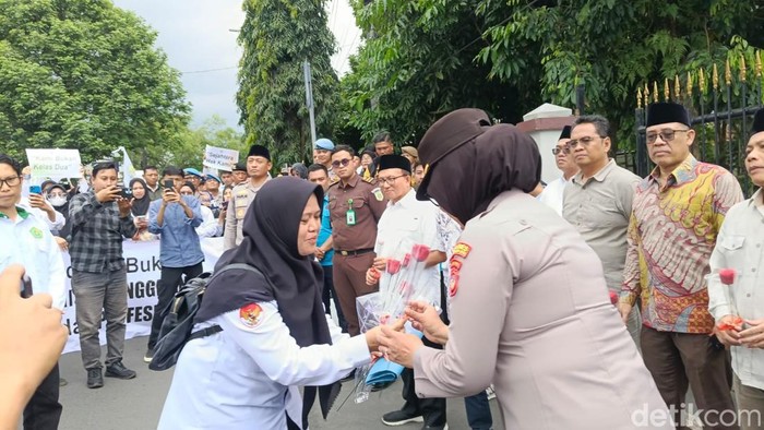 Massa demo guru madrasah di kantor DPRD Kota Tasikmalaya.
