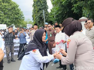 Sekuntum Mawar Merah Pesan Damai Demo Guru Madrasah
