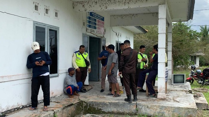 Massa mendatangi Pos Timah desa Bencah.