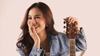 Mayang Lucyana rela merogoh puluhan juta untuk gitar. (Foto: dok Instagram mayaang.lucyaana)