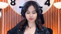 Mayang Lucyana mengatakan memberi nama untuk semua gitarnya. Jadi aku kalau beli gitar pasti aku kasih nama biar gemas, lucu. Ada Blacky, Rocky, Gibson ini namanya Sunburst sering aku pakai, Squaire, ujarnya dilihat di YouTube Insertlive, Rabu (1/10/2025). (Foto: dok Instagram mayaang.lucyaana)