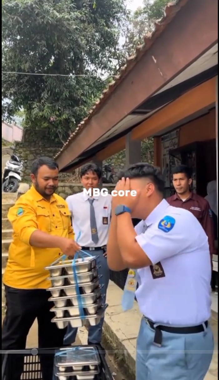 ‘MBG Core’ di TikTok Ini Tunjukkan Momen Kocak Murid Makan MBG ‘MBG Core’ di TikTok Ini Tunjukkan Momen Kocak Murid Makan MBG