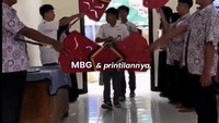 Terinspirasi dengan konsep Pesta Pedang Pora, murid-murid ini kompak membagikan MBG dengan cara lucu. Foto: TikTok