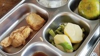 Terkadang menu MBG tak selalu dapat nasi. Jadi untuk mengakalinya, murid ini bawa bekal nasi dari rumah. Foto: TikTok