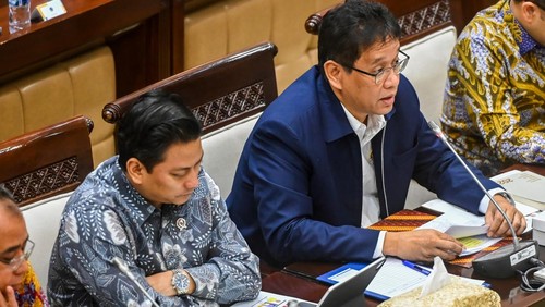 Suasana rapat kerja Kementerian Keuangan bersama Komisi XI DPR di Kompleks Parlemen, Senayan, Jakarta, Selasa (30/9/2025). Dalam rapat tersebut Menteri Keuangan Purbaya Yudhi Sadewa menyatakan bahwa Kementerian Keuangan telah melunasi pembayaran subsidi energi tahun anggaran 2024 ke PT PLN (Persero) dan PT Pertamina (Persero). ANTARA FOTO/Rivan Awal Lingga