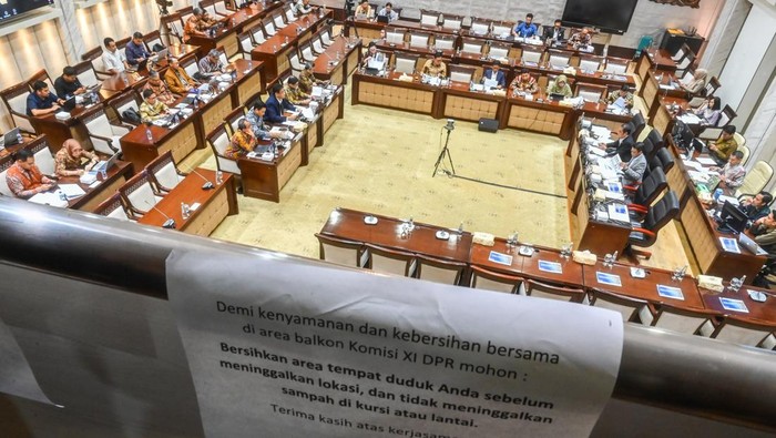 Suasana rapat kerja Kementerian Keuangan bersama Komisi XI DPR di Kompleks Parlemen, Senayan, Jakarta, Selasa (30/9/2025). Dalam rapat tersebut Menteri Keuangan Purbaya Yudhi Sadewa menyatakan bahwa Kementerian Keuangan telah melunasi pembayaran subsidi energi tahun anggaran 2024 ke PT PLN (Persero) dan PT Pertamina (Persero). ANTARA FOTO/Rivan Awal Lingga