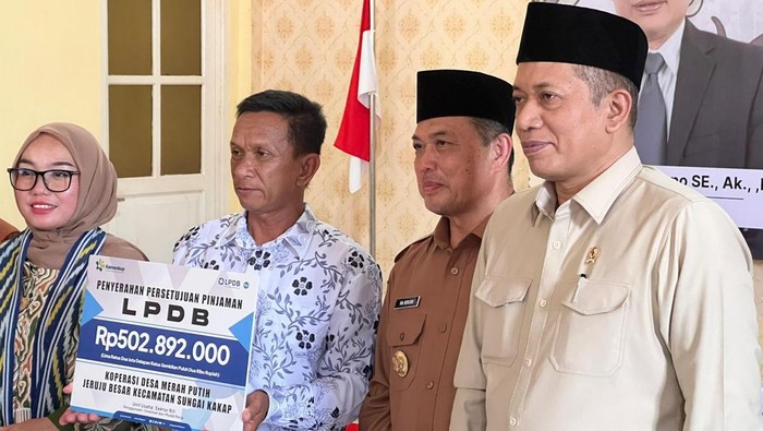 Menkop Ferry Juliantono serahkan bantuan pembiayaan atau pinjaman ke KDMP Jeruju Besar. (Ocsya Ade CP)