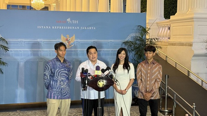 Menpora Erick Thohir (kemeja putih-bicara di podium)-(Eva/detikcom)