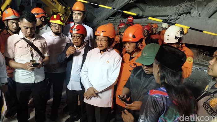 Menteri Agama Nasaruddin Umar saat mengunjungi Ponpes Al Khoziny Sidoarjo yang ambruk