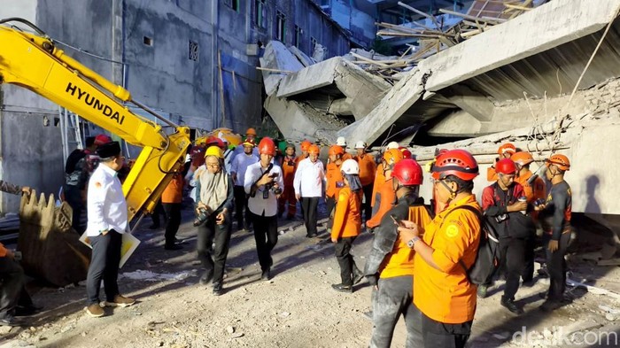 Menteri Agama Nasaruddin Umar tinjau bangunan Ponpes Al Khoziny yang ambruk