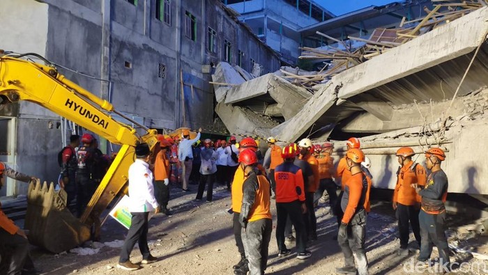 Menteri Agama Nasaruddin Umar tinjau bangunan Ponpes Al Khoziny yang ambruk