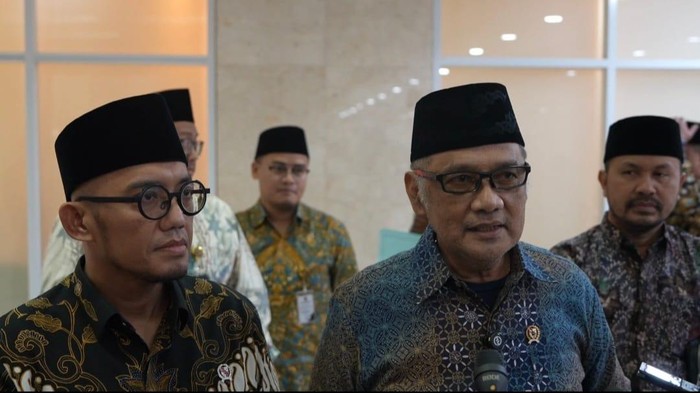 Menteri Haji dan Umrah Mochamad Irfan Yusuf Hasyim (Gus Irfan) dan Wakil Menteri Haji dan Umrah Dahnil Anzar Simanjuntak , saat ditemui di Gedung DPR RI, Jakarta, Selasa (30/9/2025).