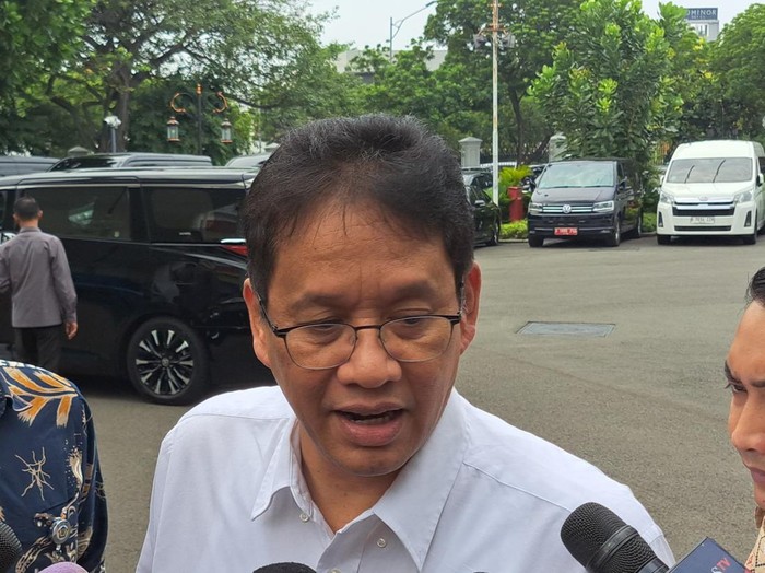 Menteri Keuangan Purbaya Yudhi Sadewa merapat ke Istana Kepresidenan, Jakarta usai rapat kerja di Komisi XI DPR (Eva/detikcom)