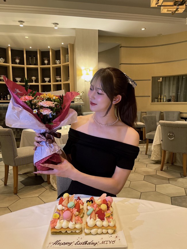 Before-after Miyon mengejutkan netizen. Kebanyakan orang memuji dan takjub dengan transformasinya yang sukses menjadi wanita cantik. Foto: Instagram Miyon