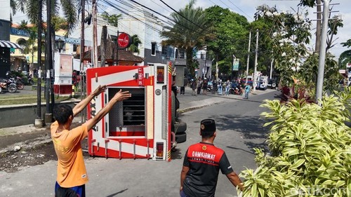 Mobil Damkarmat yang alami kecelakaan di simpang empat PTC Pancor, Lombok Timur, NTB, sedang di evakuasi oleh petugas, Selasa (30/9/2025).