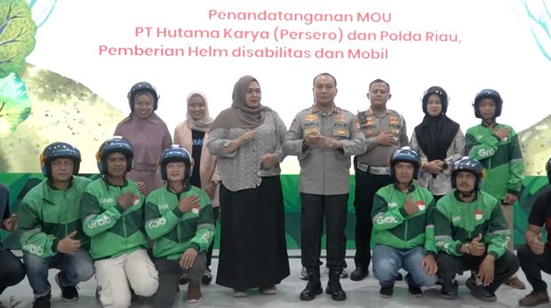Momen Kapolda Riau Irjen Herry Heryawan berbicara dengan bahasa isyarat saat bertemu dengan komunitas Gerkatin, Selasa (30/9/2025).