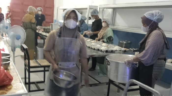 Momen petugas Dinkes Takalar melakukan inspeksi di SPPG MBG. Dokumen Istimewa