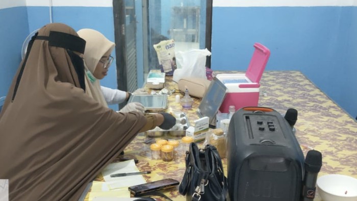Momen petugas Dinkes Takalar melakukan inspeksi di SPPG MBG. Dokumen Istimewa