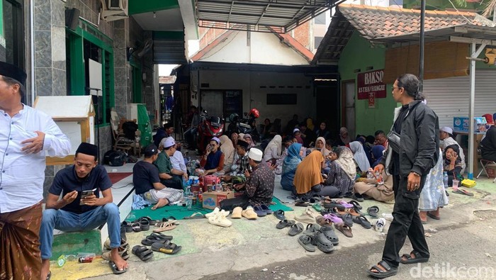 Musala Al-Amin RW 03 Desa Buduran salah satu tempat berkumpul keluarga santri yang masih terjebak di reruntuhan ambruknya bangunan Ponpes Al Khoziny, Sidoarjo