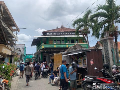 Musala Al-Amin RW 03 Desa Buduran salah satu tempat berkumpul keluarga santri yang masih terjebak di reruntuhan ambruknya bangunan Ponpes Al Khoziny, Sidoarjo
