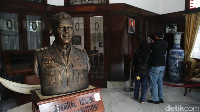 Pengunjung melihat diorama di Museum Jenderal A.H. Nasution, Jakarta, Selasa (30/9/2025). Museum ini menjadi salah satu lokasi penting mengenang peristiwa G30S/PKI.