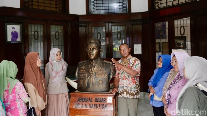 Pengunjung melihat diorama di Museum Jenderal A.H. Nasution, Jakarta, Selasa (30/9/2025). Museum ini menjadi salah satu lokasi penting mengenang peristiwa G30S/PKI.