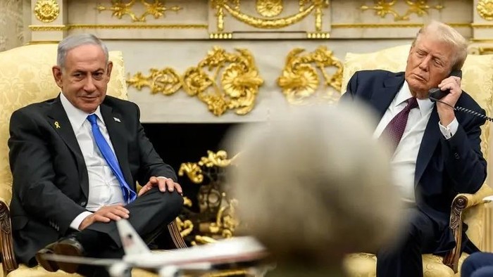 US President Donald Trump holds a trilateral phone call with Israeli PM Benjamin Netanyahu and Qatari PM Mohammed bin Abdulrahman Al Thani, Sept. 29, 2025. (White House/X)