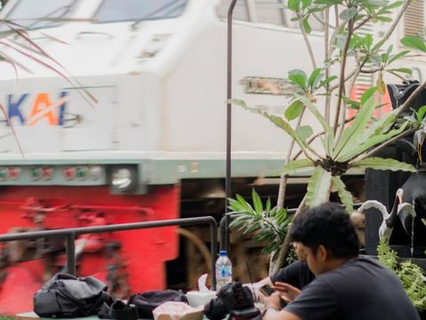Ngopi dengan View Kereta Api
