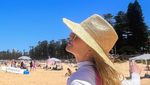 Foto Santai ala Nicole Kidman di Pantai