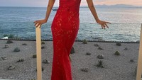 Sebelum menghadiri Cannes Film Festival di Prancis, Nicole menyempatkan berfoto dengan pose menghadap laut.