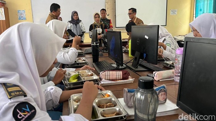Ning Ita mengecek MBG di SMKN 1 Kota Mojokerto