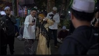 Perempuan yang dikabarkan sudah menikah dengan Ayus itu tersenyum melayani permintaan foto fans. Foto: Instagram @nissa_sabyan dan @sabyan_gambus