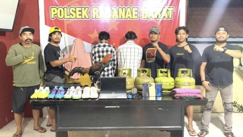 Pelaku dan penadah yang ditangkap Polisi bersama dengan barang hasil curian di kamar kos Mahasiswa di Kelurahan Mande, Kota Bima, NTB, Senin (29/9/2025). (Dok. Polsek Rasbar).