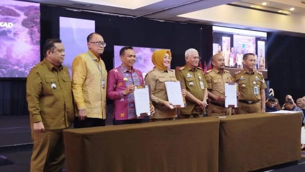 Pemkot Kendari menggandeng Pemkab Konawe dan Konawe Selatan (Konsel) untuk menjaga stabilitas harga bahan pokok. Hal itu ditandai dengan penandatanganan nota kesepahaman (MoU) pada Forum Ekonomi Sulawesi Tenggara (Forkestra) 2025 yang digelar Bank Indonesia (BI).