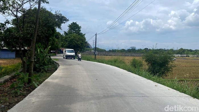 Penampakan jalan menuju Stasiun Kereta Cepat Tegalluar sudah diperbaiki.