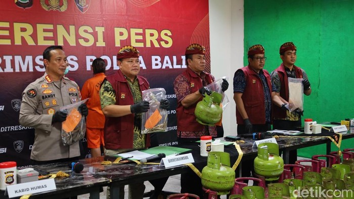 Bu Eli, tersangka kasus LPG oplosan, digiring masuk ke ruang tahanan Polda Bali, Selasa (30/9/2025). (Aryo Mahendro/detikBali).