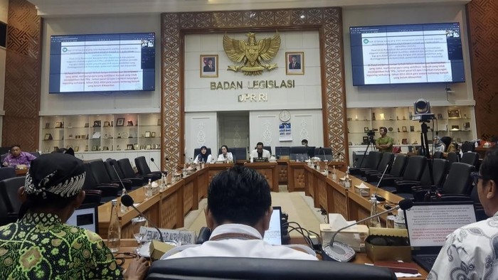 Perwakilan Guru swasta Bima melaksanakan RDP dengan Anggota Baleg DPR RI di Senayan, Jakarta, Selasa, (30/9/2025).