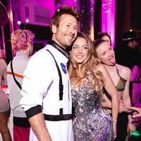 Malam itu, sejumlah pesohor ikut memeriahkan pesta. Beberapa di antaranya Wiz Khalifa, Glen Powell dan istri pendiri Amazon Jeff Bezos, Lauren Sanchez. Foto: Instagram/@sydney_sweeney